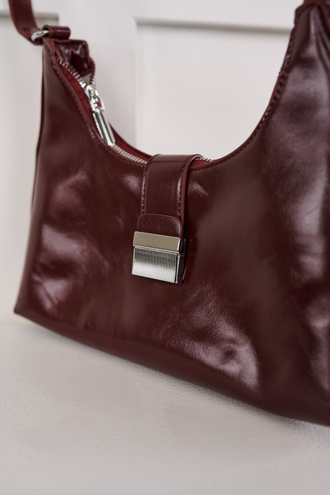 Vogue Visionary Faux Leather Handbag (Red)