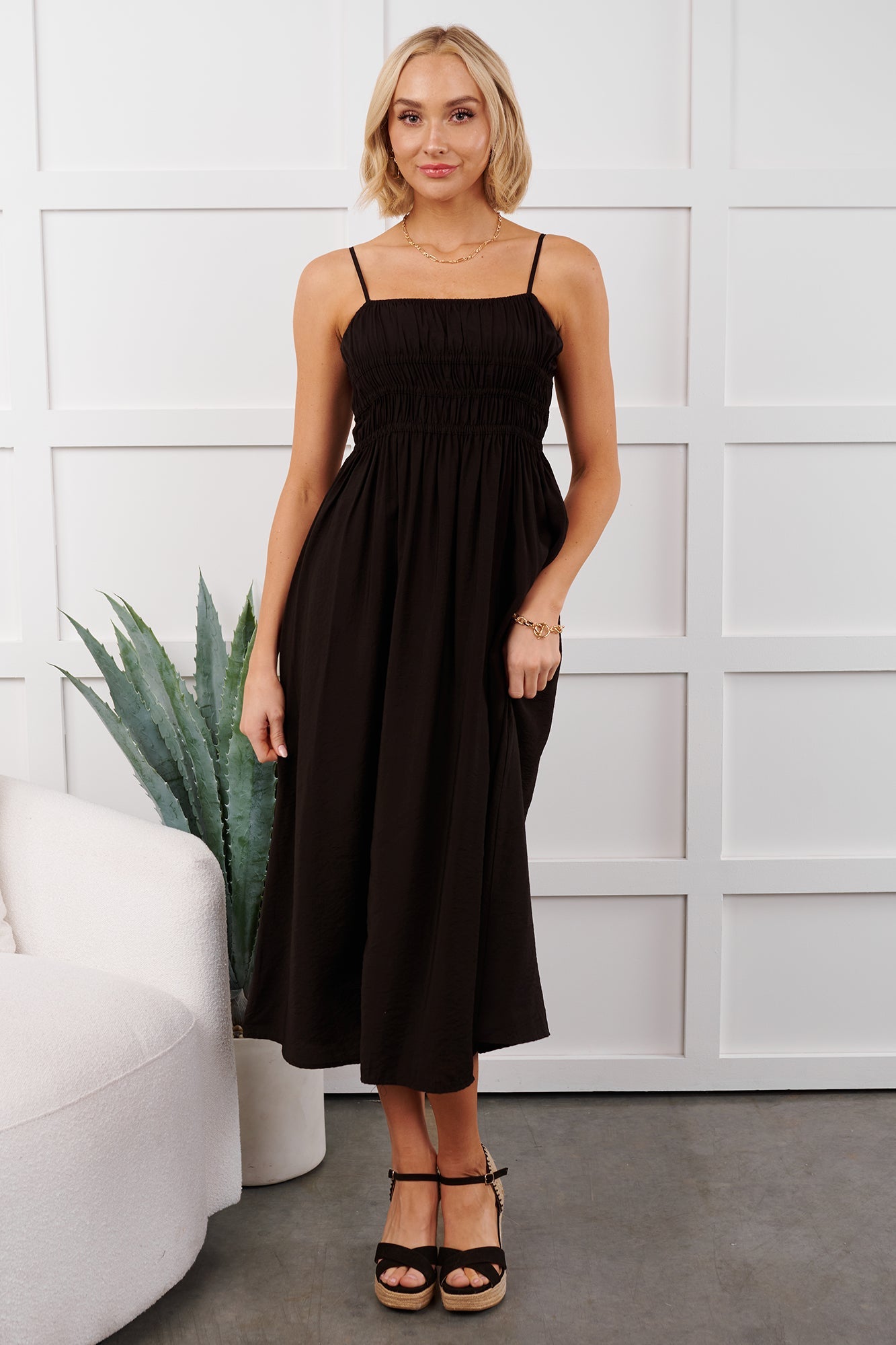 Major Flirt Sleeveless Smocked Midi Dress (Black)