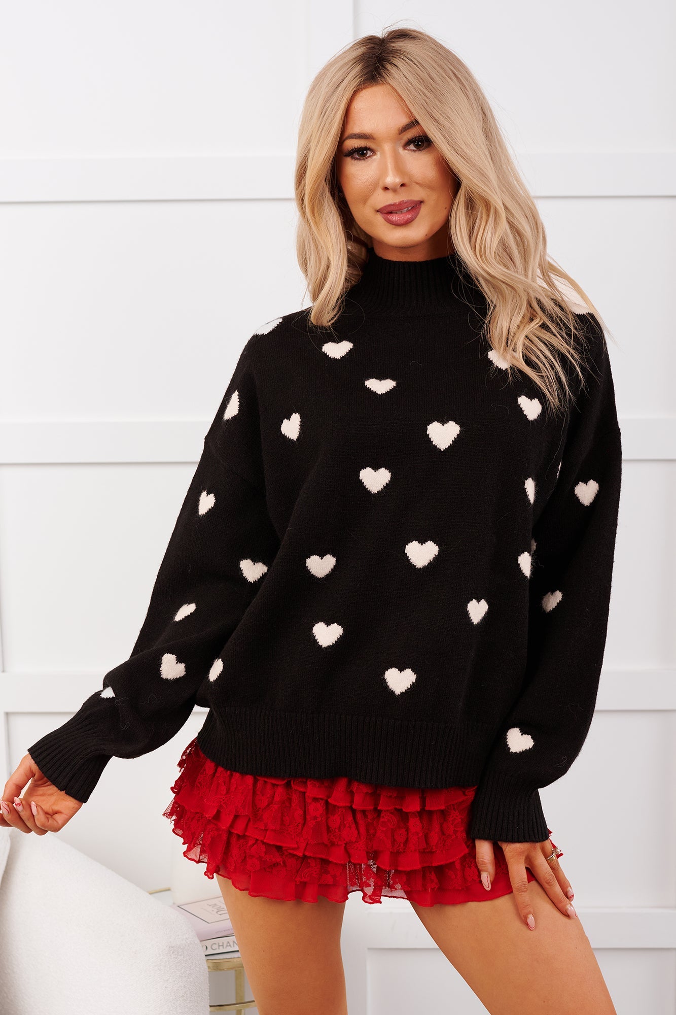 Love Conquers Heart Print Knit Sweater (Black/White)