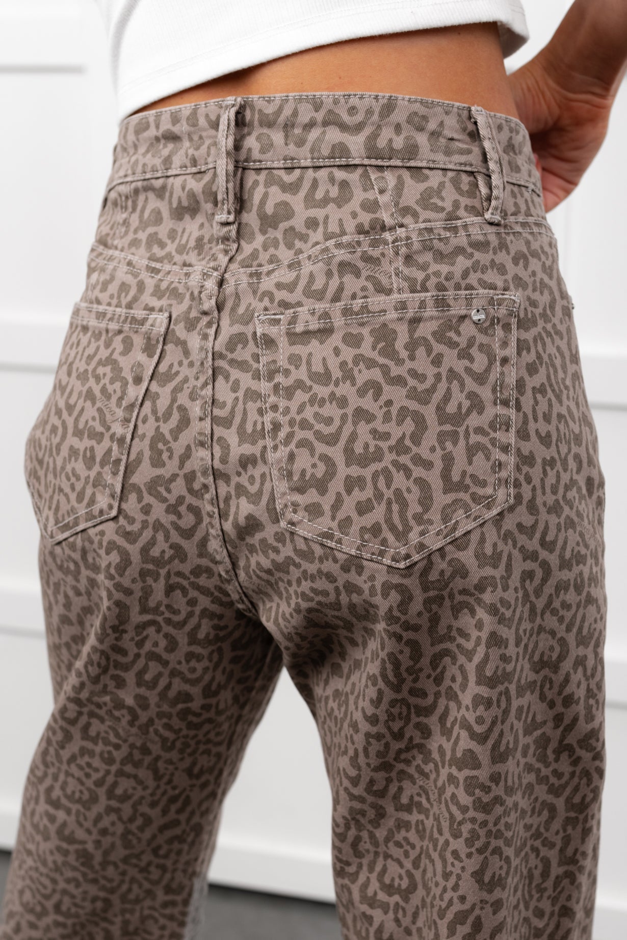 Odin Leopard Barrel Mica Denim Jeans (Ash Brown)